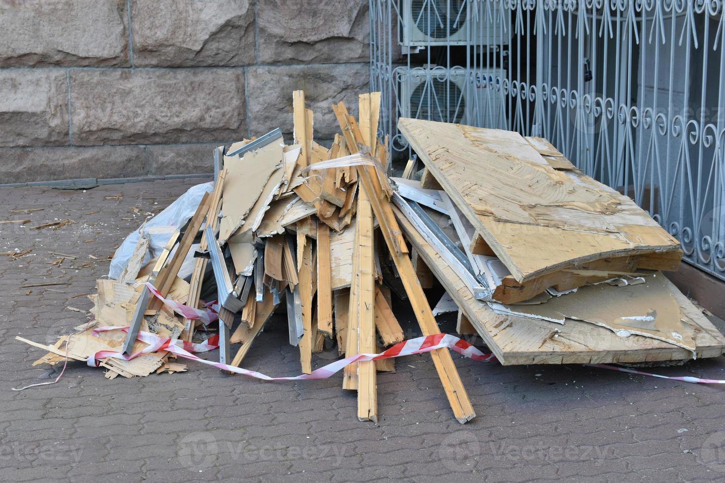 bouwafval houten planken en karton op straat. na aanleg of reparatie. foto