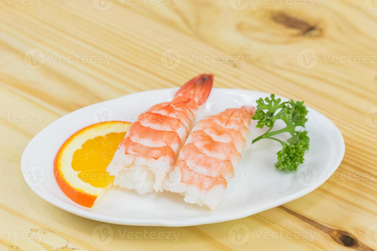 sushi - ama ebi nigiri op een witte foto