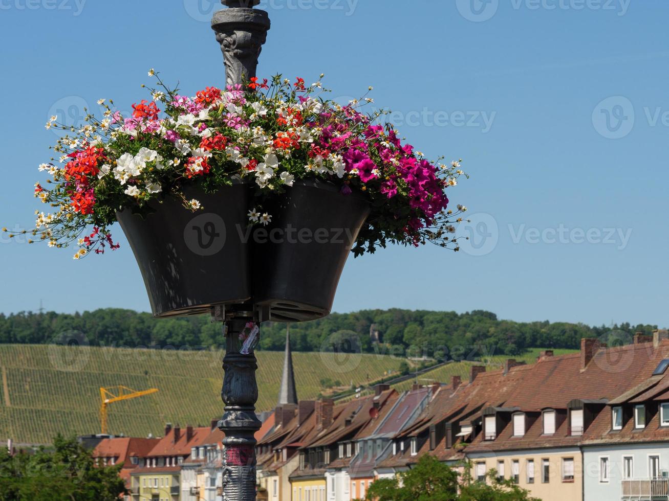 de stad würzburg aan de rivier de Main foto