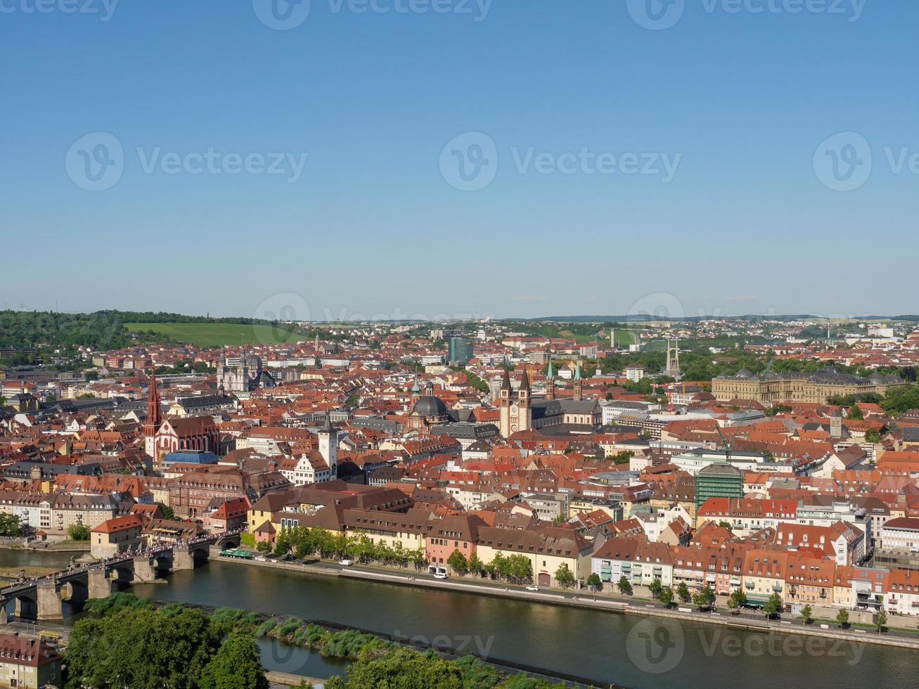 de stad würzburg aan de rivier de Main foto