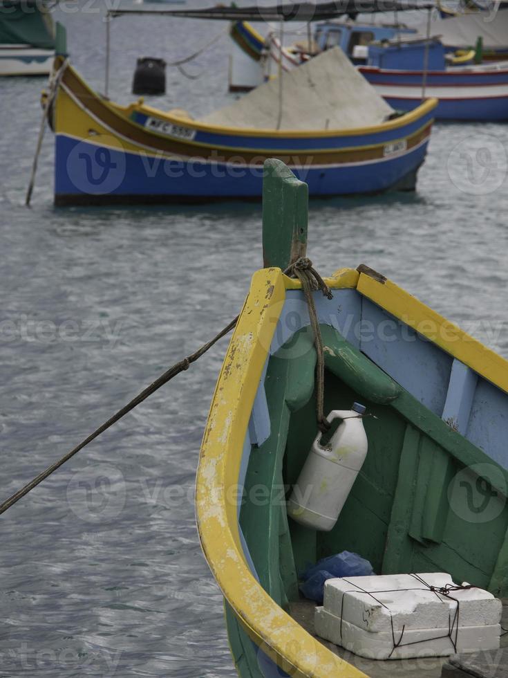 haven van marsaxlokk op het eiland malta foto