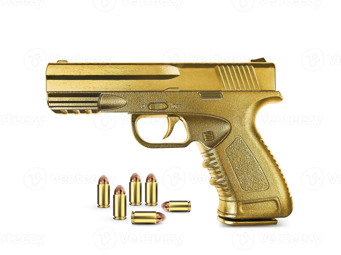 pistool goud metaal met munitie geïsoleerd op een witte achtergrond foto