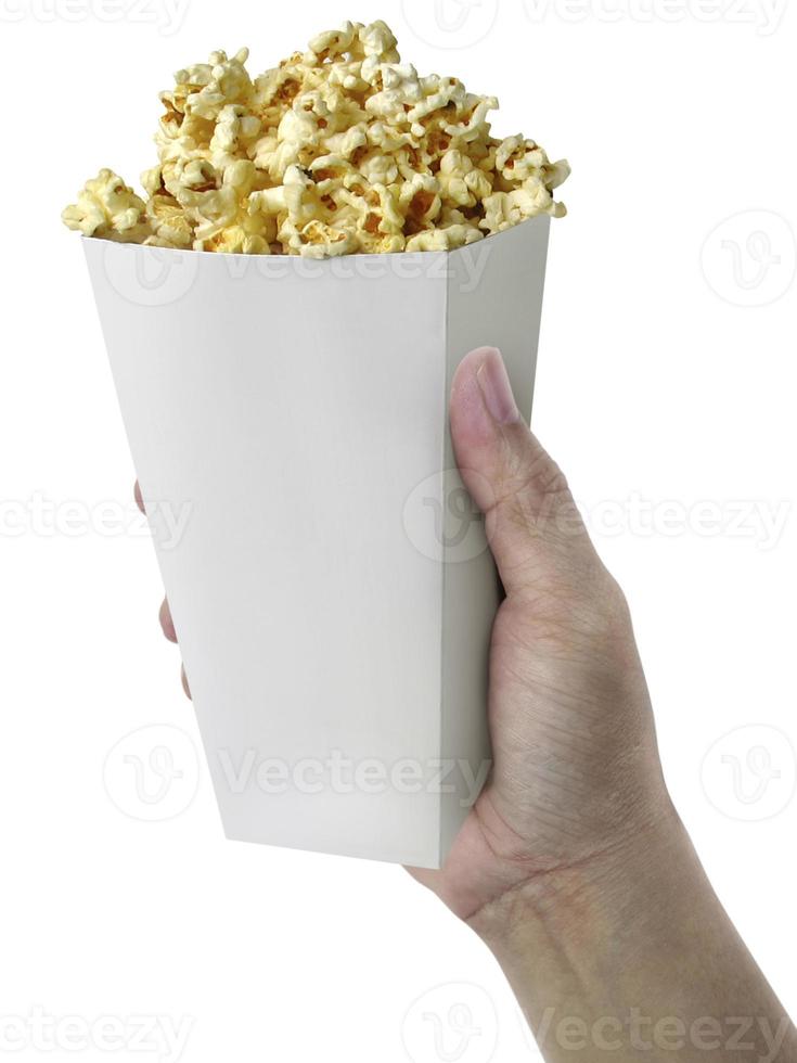 hand met popcorn, in de hand geïsoleerd op een witte achtergrond foto