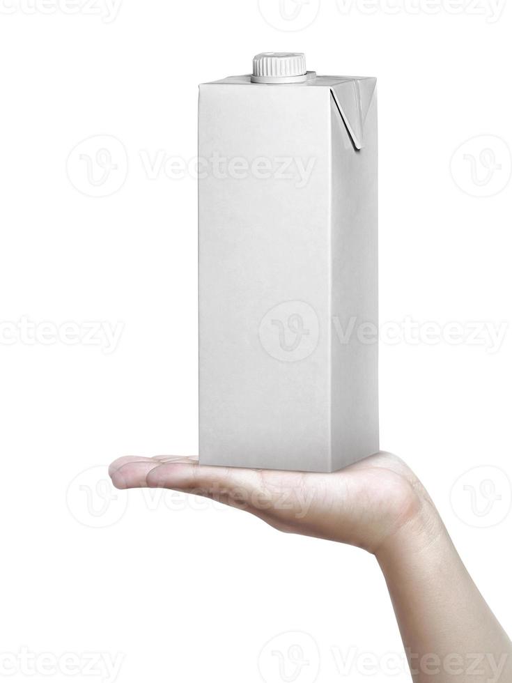melkdoos op menselijke handen. geïsoleerd op een witte achtergrond foto