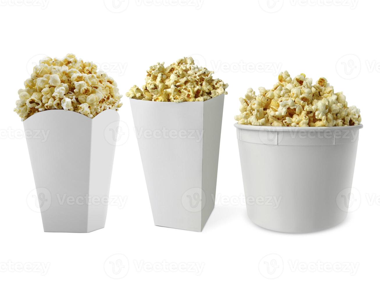 popcorn in doos geïsoleerd op witte achtergrond foto