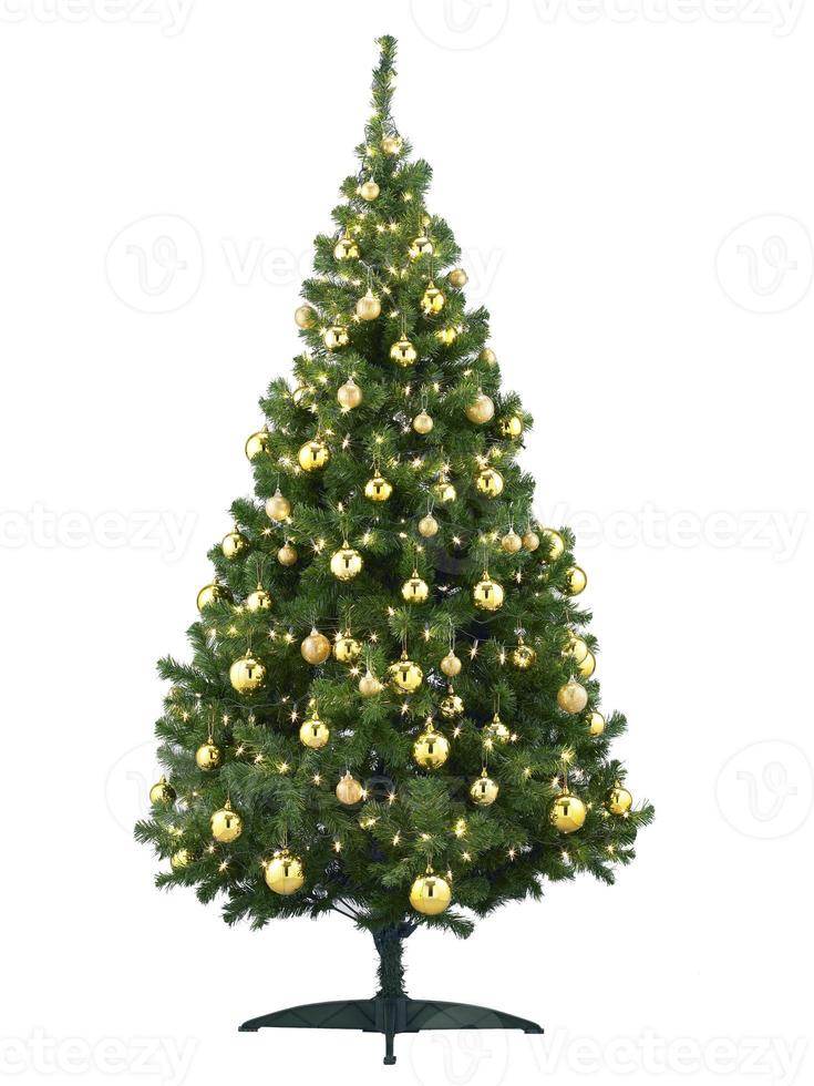 versierde kerstboom geïsoleerd op witte achtergrond foto