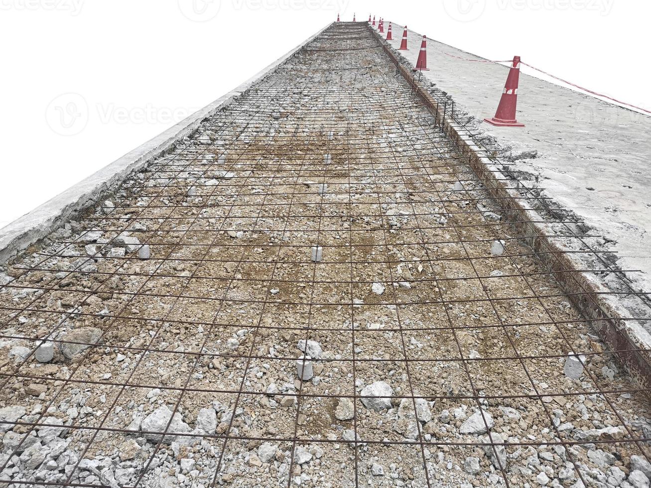 geboord beton wegdek geïsoleerd op witte achtergrond foto