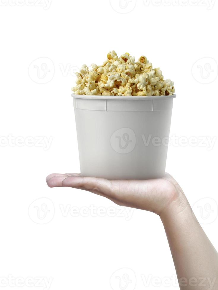 hand met popcorn, in de hand geïsoleerd op een witte achtergrond foto