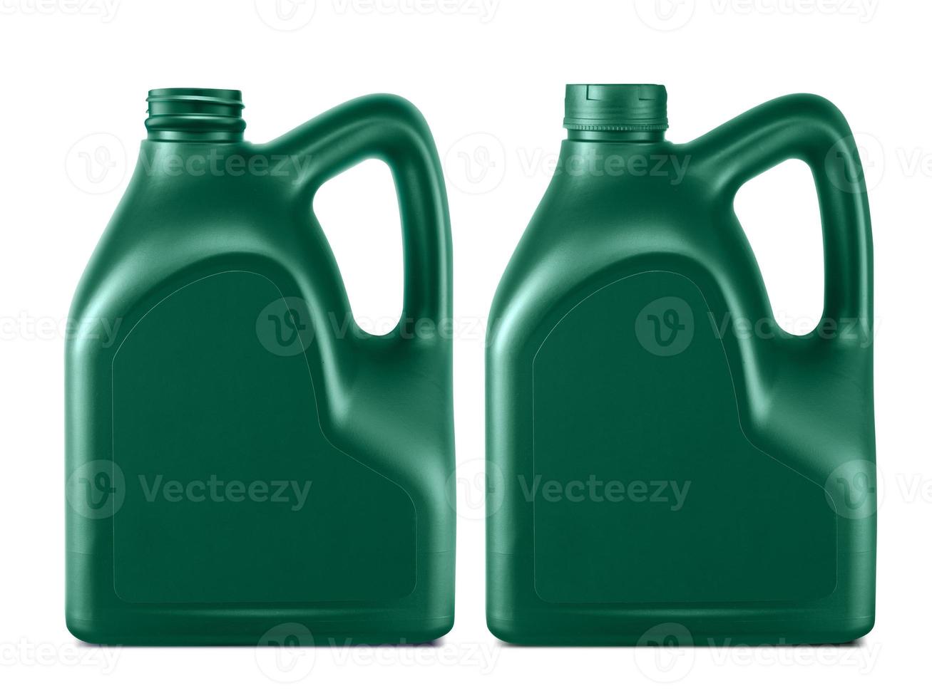 plastic jerrycan voor machineolie op een witte achtergrond foto