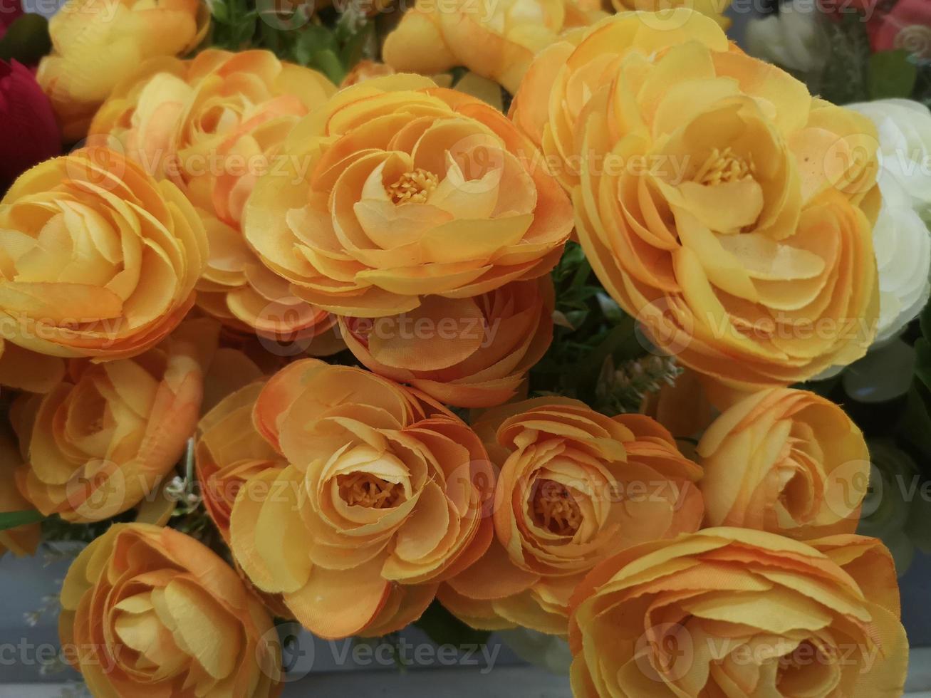 oranje kleur roos handgemaakt mooi kunstboeket bloemen decoratie sier achtergrond in vintage klassieke toon kleur voor wenskaart gemaakt van stof en plastic, valentijnsdag, liefde foto