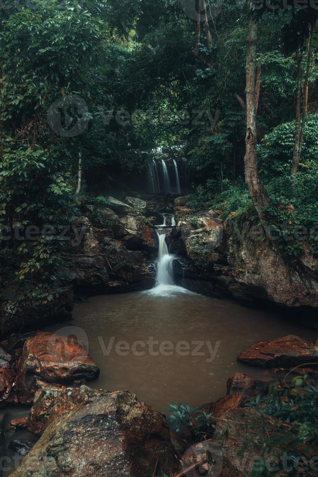 waterval in het tropische woud in het regenseizoen foto