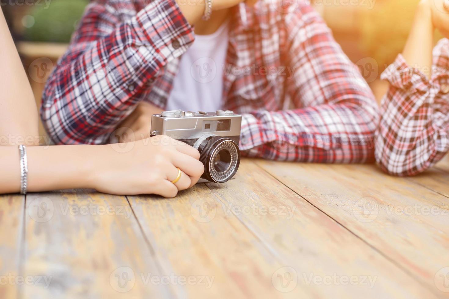 groep jonge hipsters die in een café zitten, jonge vrolijke vrienden die plezier hebben terwijl ze samen tijd nemen, vakantievrijheid genieten. foto