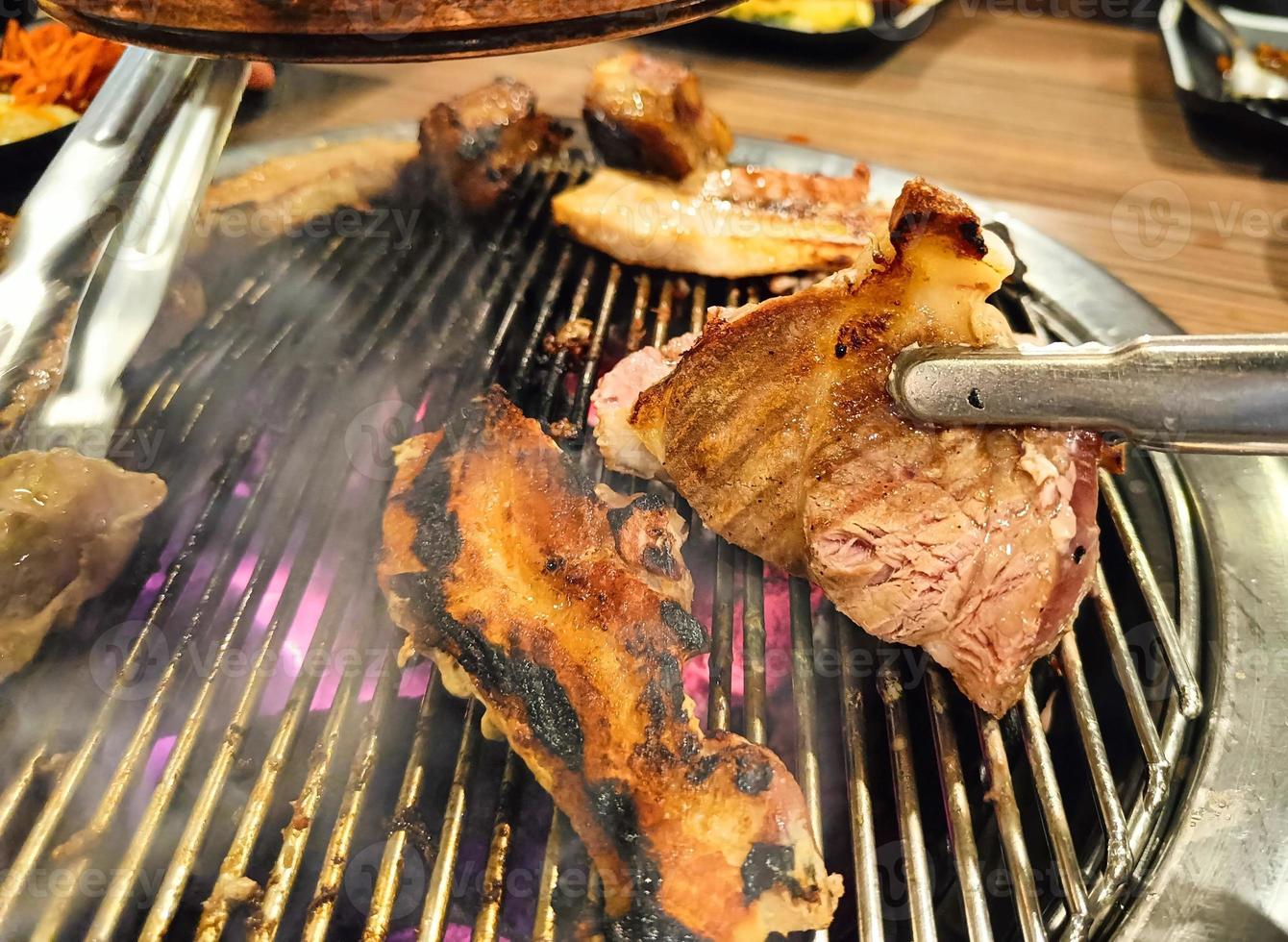 Koreaanse stijl varkensvlees bbq op houtskoolgrill, selectieve focus foto