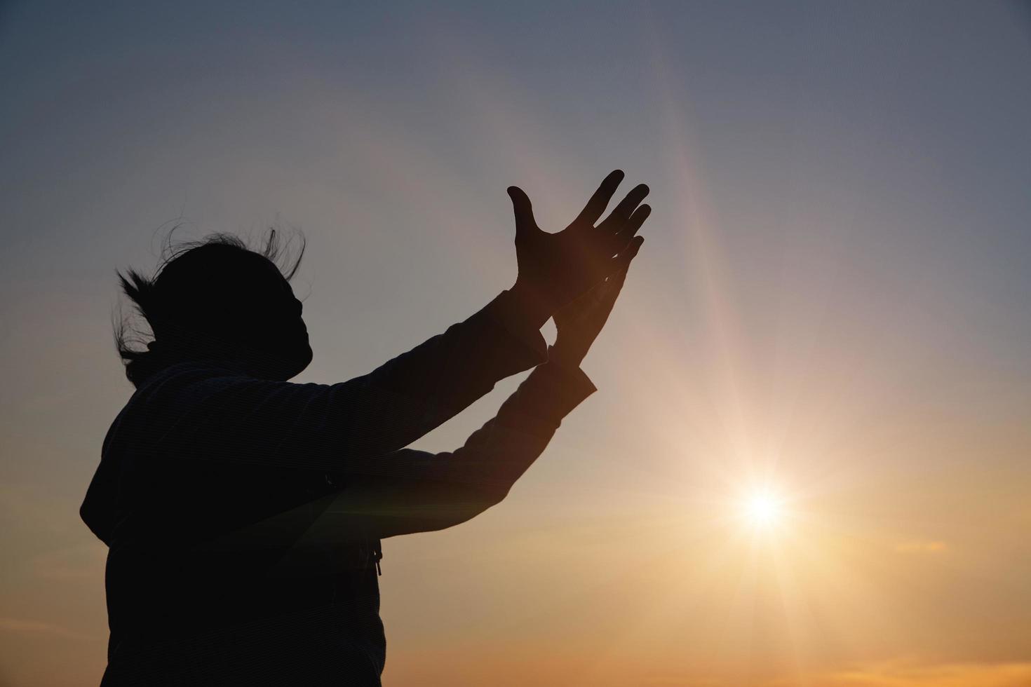 vrouwenaanbidding bij zonsondergang foto