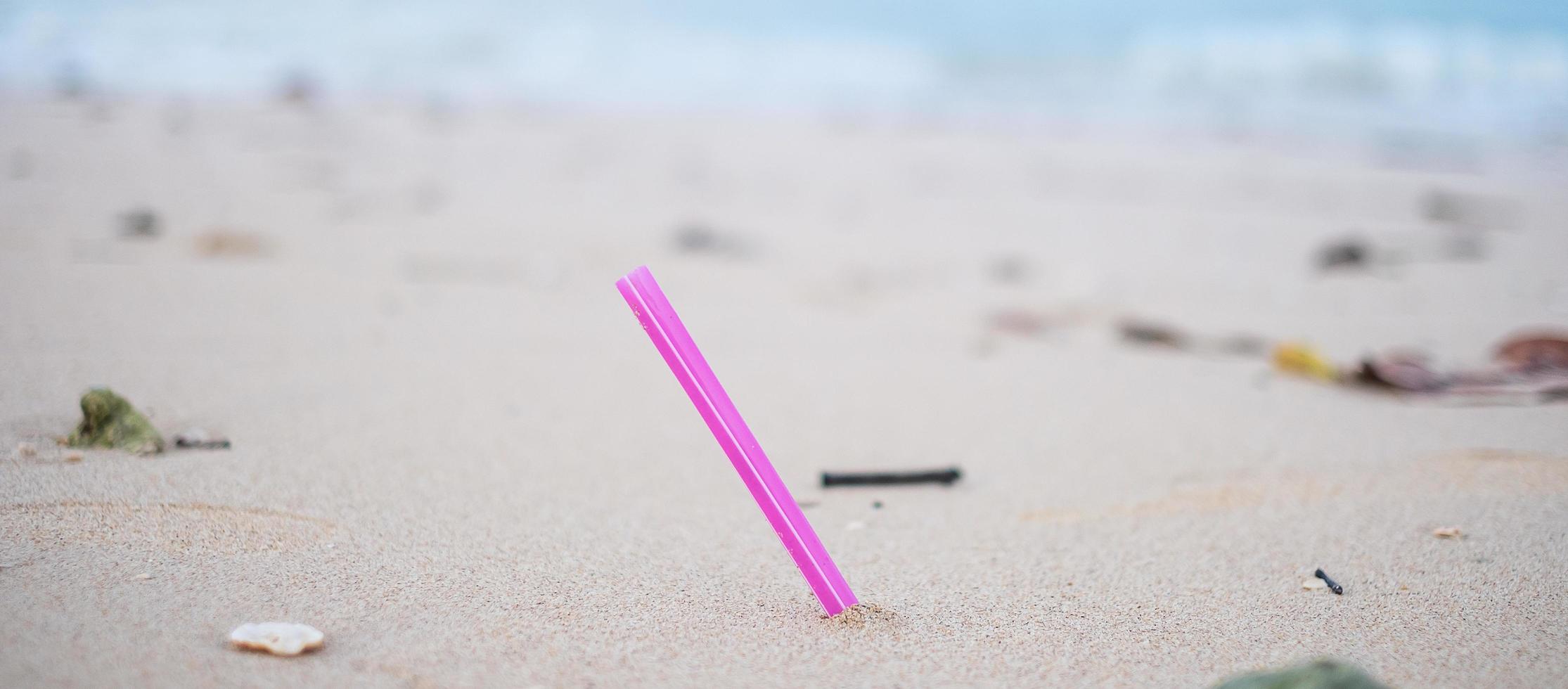 plastic stro vuilnis op het strand. ecologie, milieu, vervuiling en ecologisch probleemconcept foto