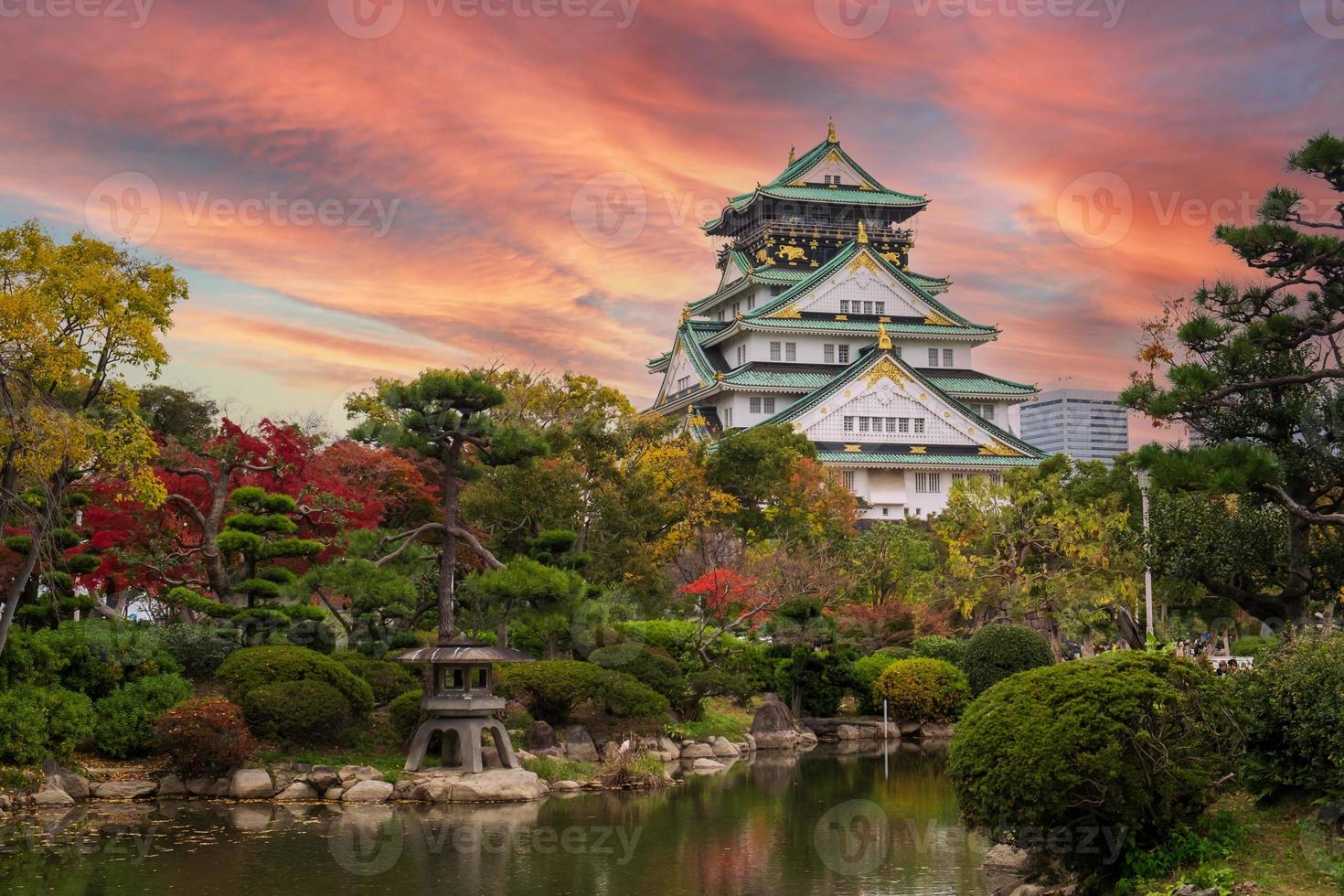 osaka-kasteel in het herfstgebladerteseizoen, is een beroemd japans kasteel, oriëntatiepunt en populair voor toeristische attracties in osaka, kansai, japan foto