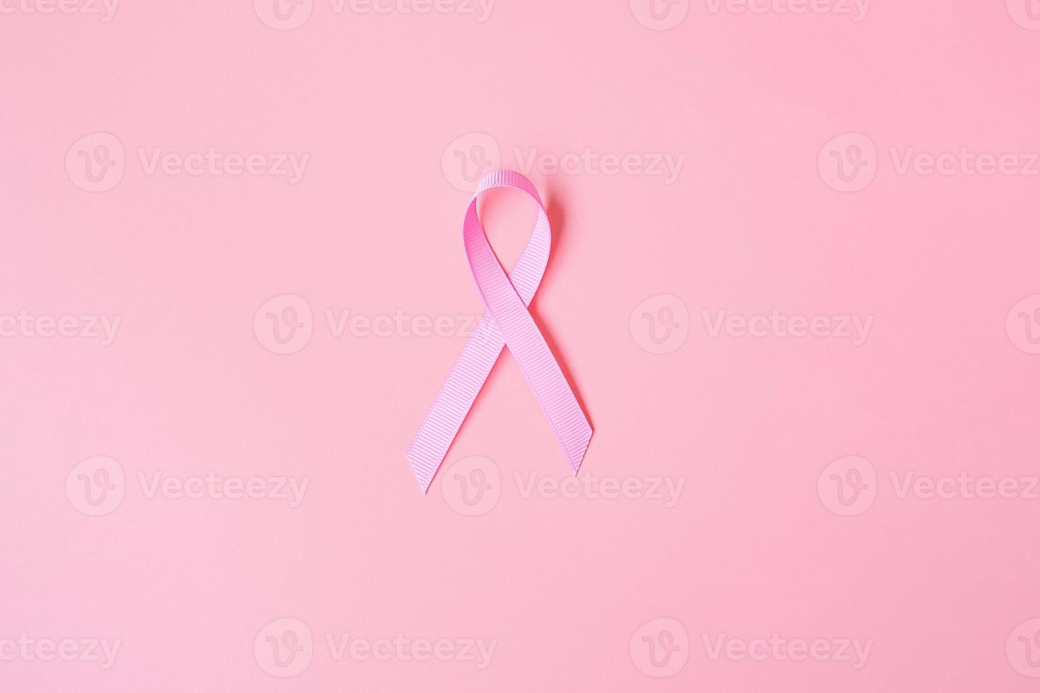 oktober borstkanker bewustzijn maand, roze lint op roze achtergrond voor het ondersteunen van mensen die leven en ziekte. internationaal vrouwen-, moeder- en wereldkankerdagconcept foto