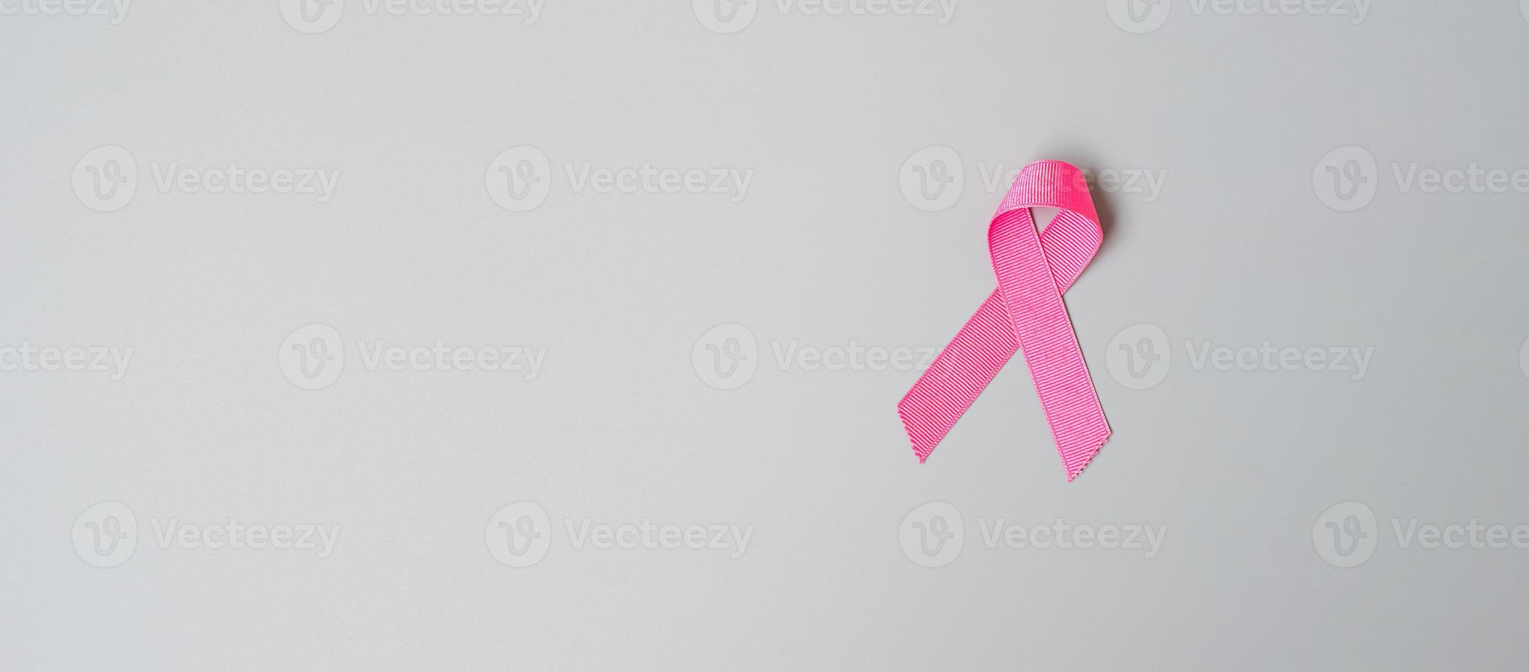 oktober borstkanker bewustzijn maand, roze lint op grijze achtergrond voor het ondersteunen van mensen die leven en ziekte. internationaal vrouwen-, moeder- en wereldkankerdagconcept foto