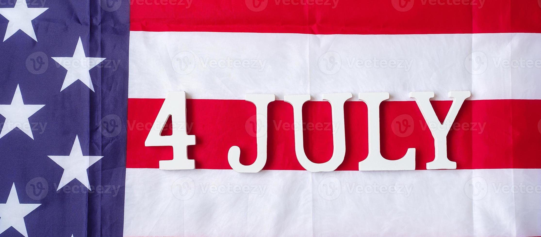 vierde van juli-tekst op de vlagachtergrond van de Verenigde Staten van Amerika. usa vakantie van onafhankelijkheid en vieringsconcepten foto