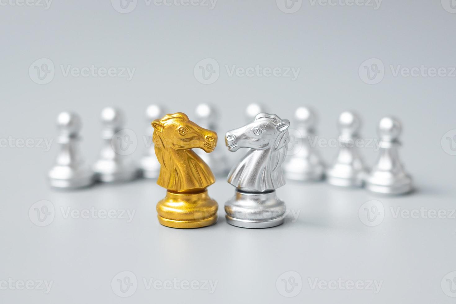 gouden en zilveren schaakridderfiguur tegen pion. strategie, conflict, management, bedrijfsplanning, tactiek, politiek, communicatie en leidersconcept foto