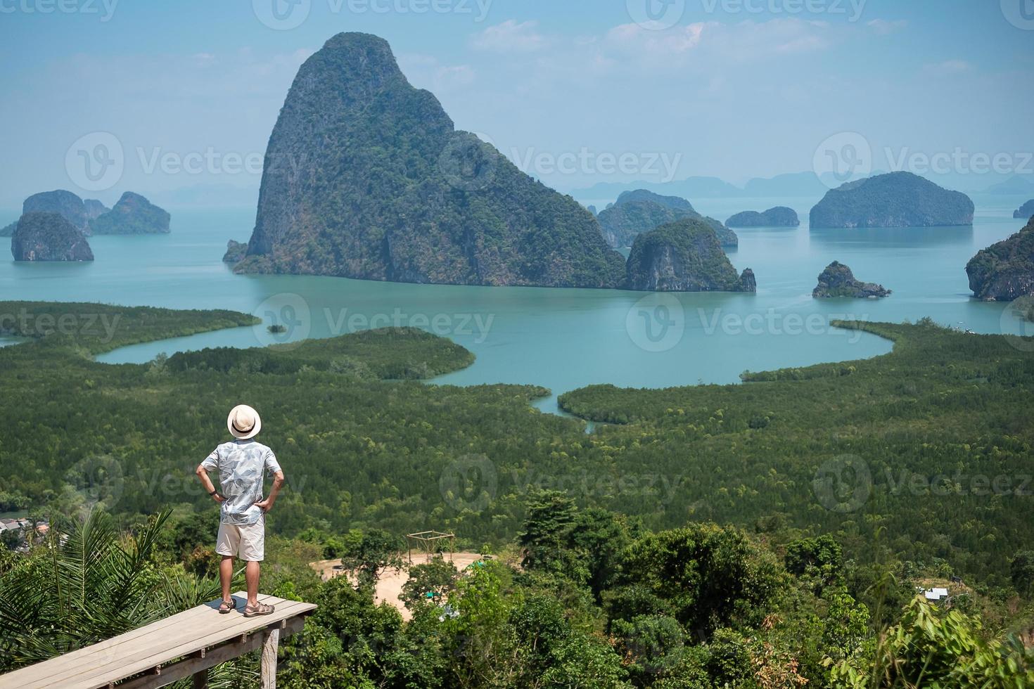 gelukkige reiziger man geniet van phang nga baai uitkijkpunt, alleen toerist die staat en ontspant in samet nang she, in de buurt van phuket in het zuiden van thailand. Zuidoost-Azië reizen, reis en zomervakantie concept foto
