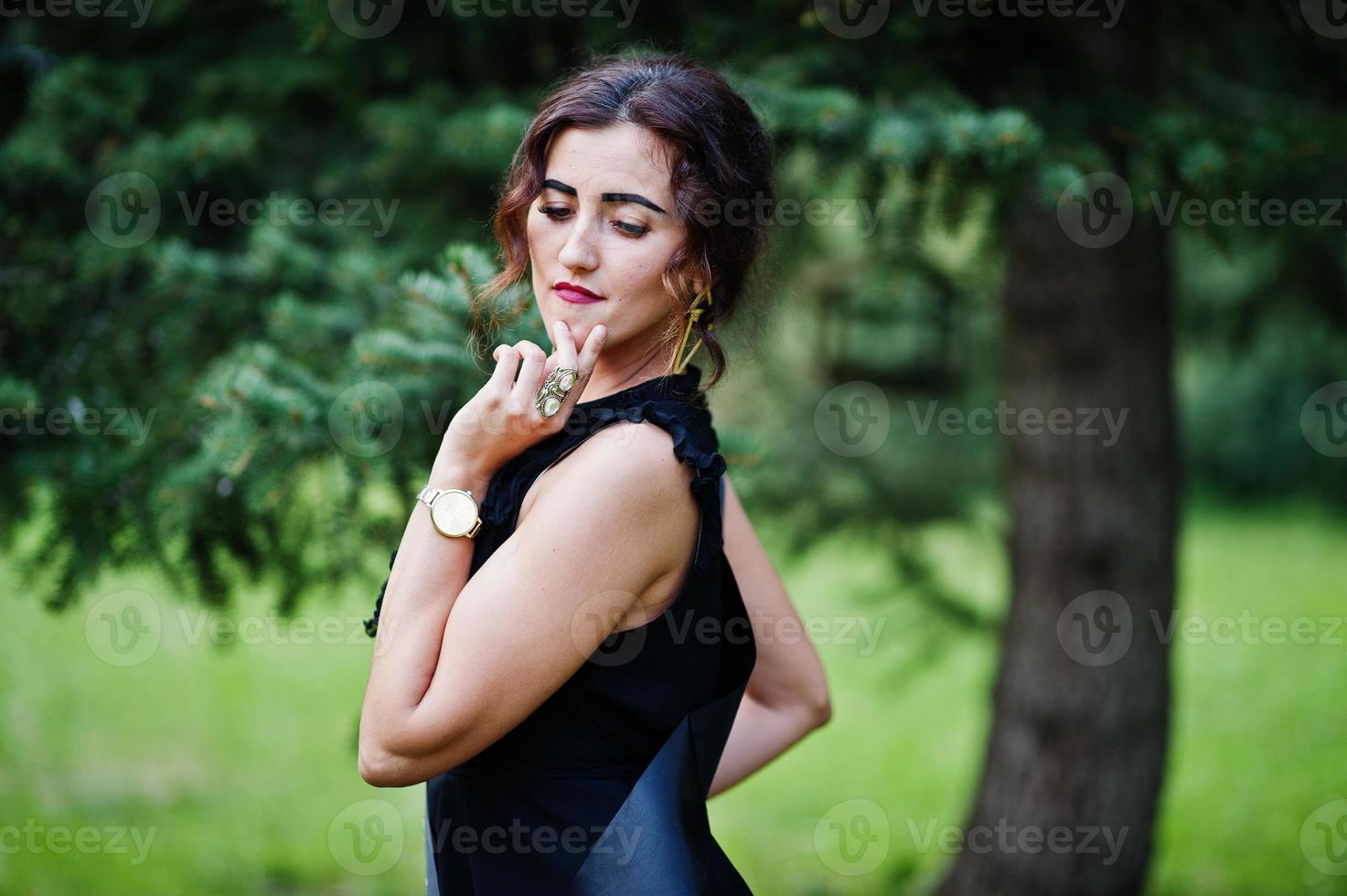 portret van prachtige meisjesslijtage op zwart op vrijgezellenfeest, geposeerd in het park. foto