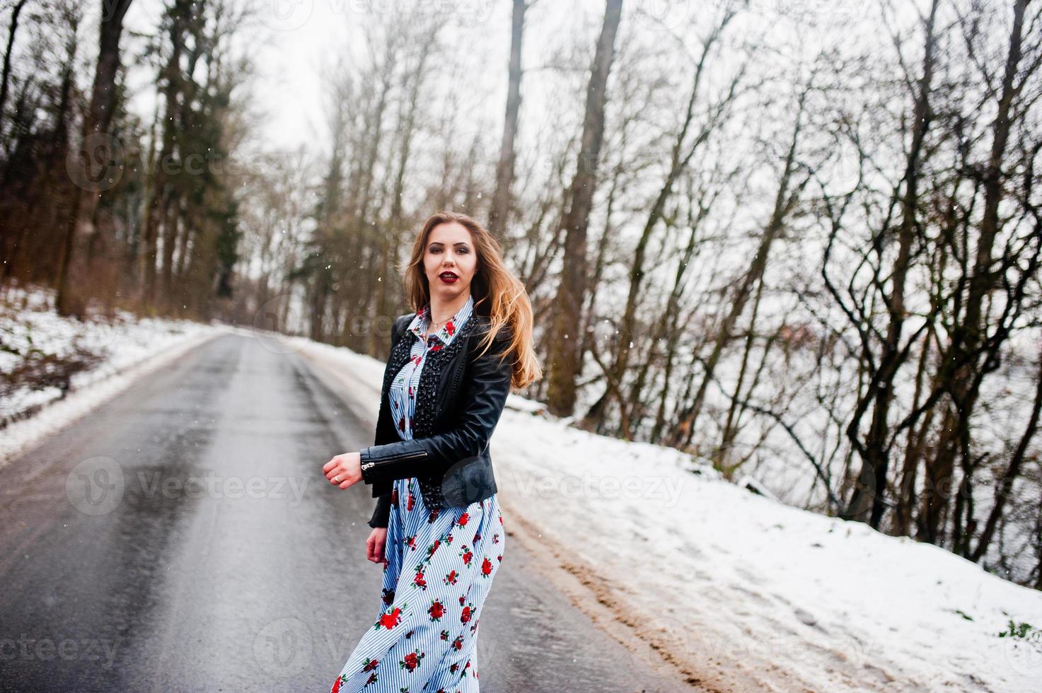 stijlvol meisje in leren jas op winterdag op weg. foto