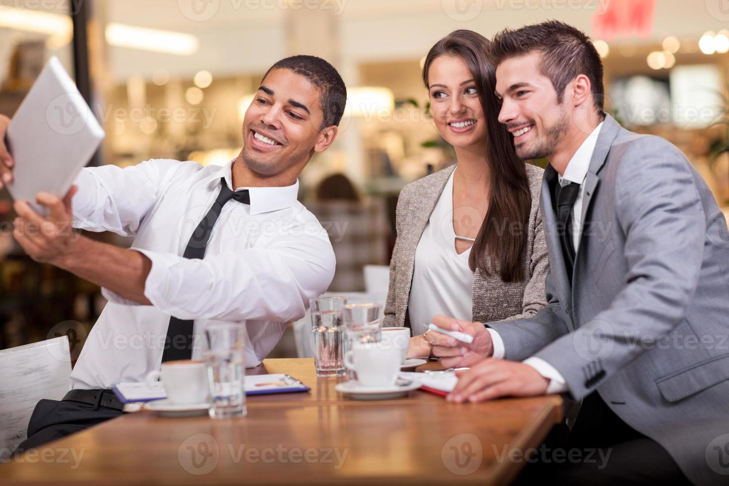 mensen uit het bedrijfsleven selfie te nemen in restaurant foto