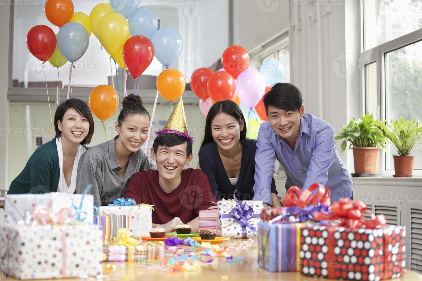 gelukkige mensen uit het bedrijfsleven op kantoor feest foto