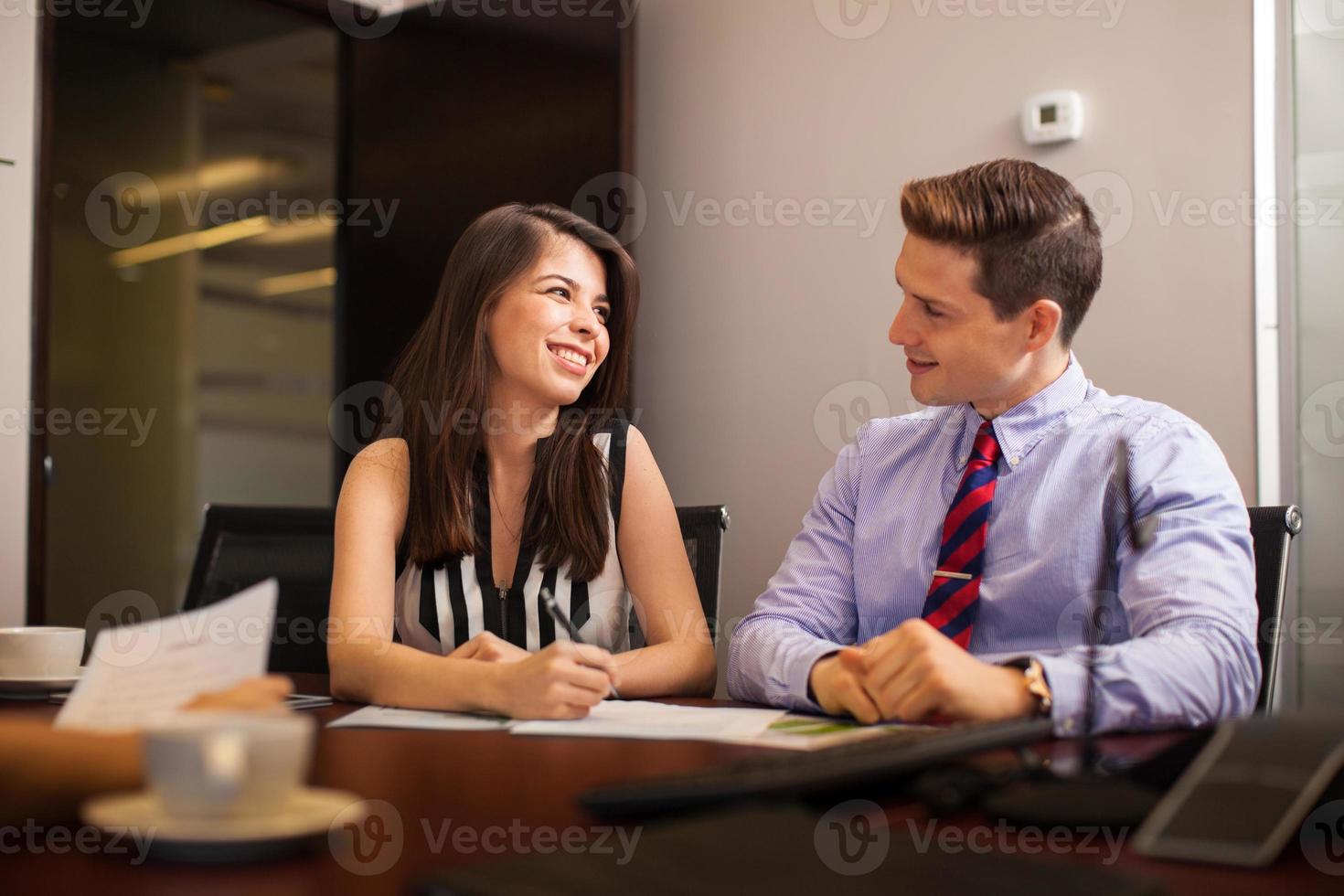 mensen uit het bedrijfsleven flirten op kantoor foto