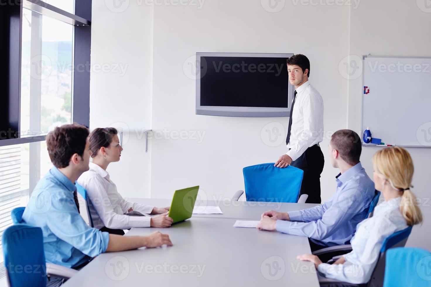 mensen uit het bedrijfsleven groep in een vergadering op kantoor foto