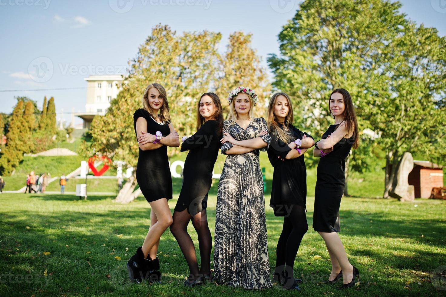 vijf meisjes dragen op zwart plezier op vrijgezellenfeest. foto