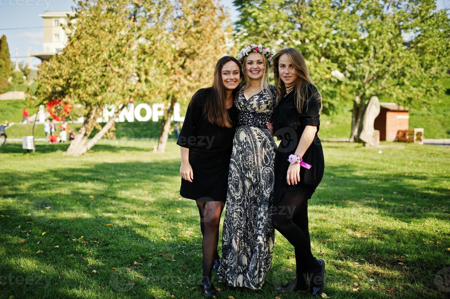drie meisjes dragen op zwart op vrijgezellenfeest. foto