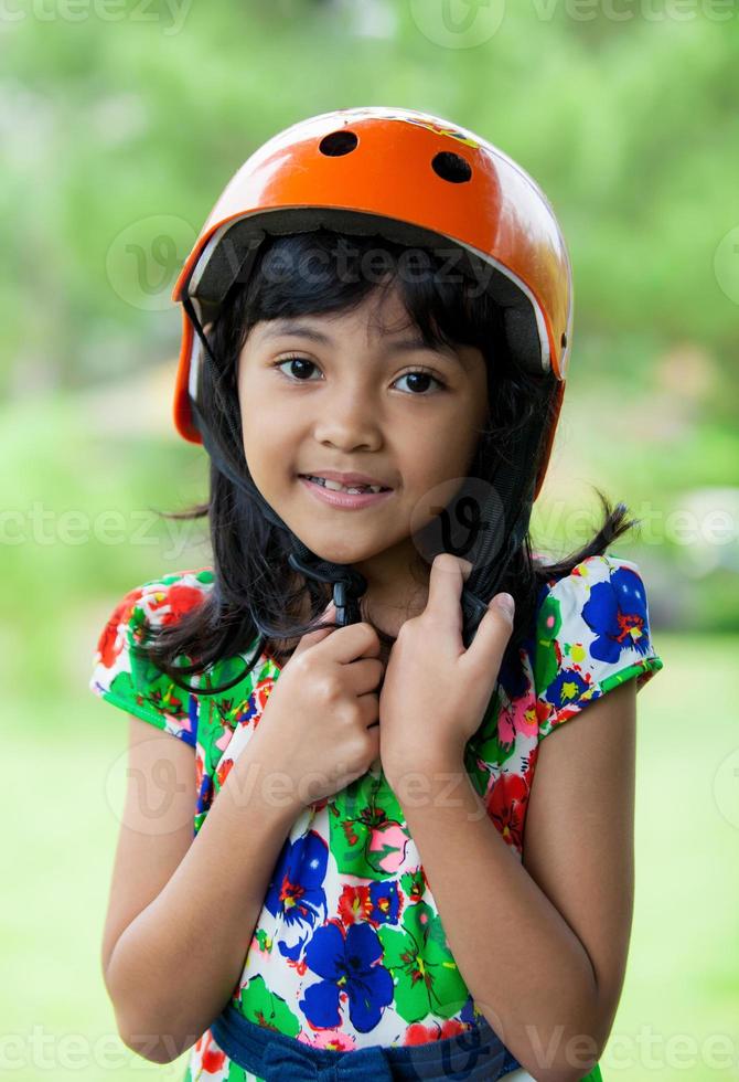Aziatische kinderen met helm in groen park foto