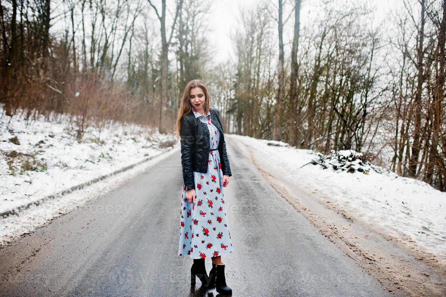 stijlvol meisje in leren jas op winterdag op weg. foto