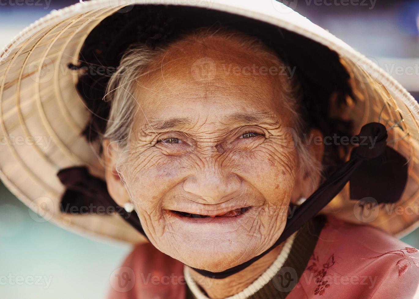 oude en mooie glimlachende hogere vrouw. foto