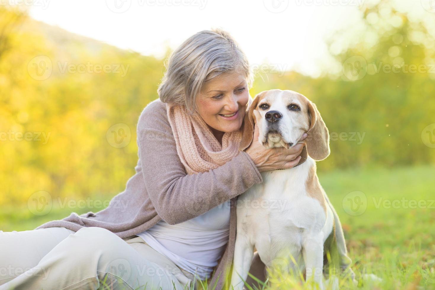 actieve senior vrouw knuffels hond foto