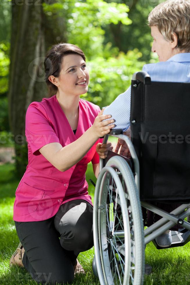 gehandicapte vrouw die in tuin rust foto