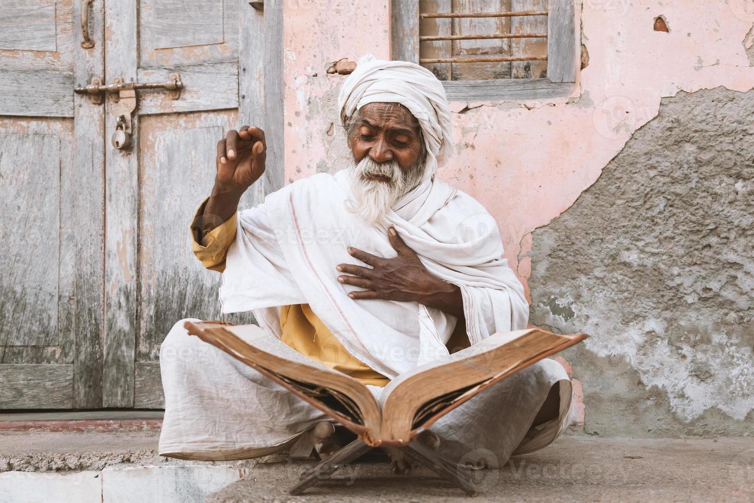 oude Indiase sadhu die geschriften leest. foto