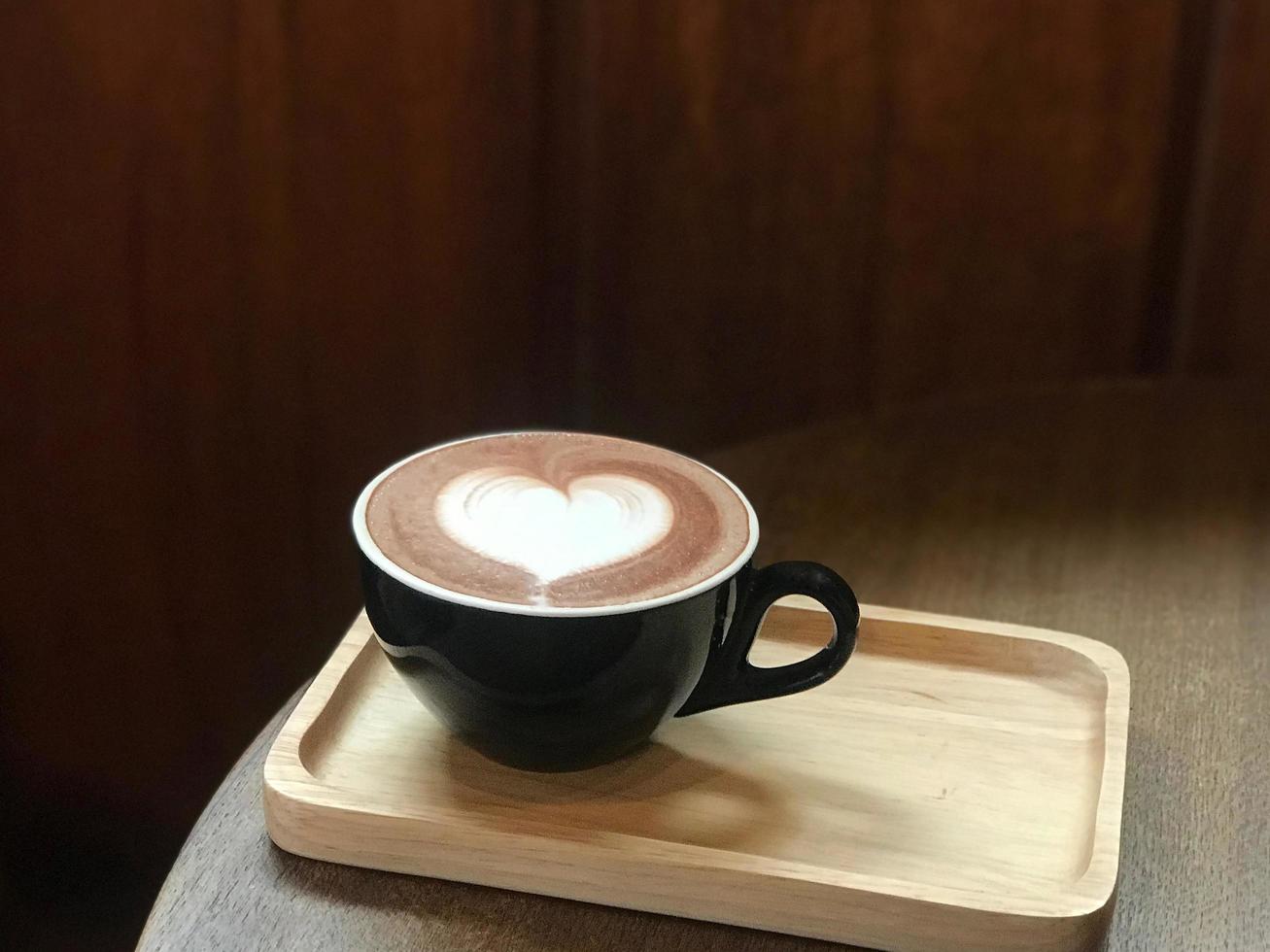 hart latte art op koffiekopje op tafel foto