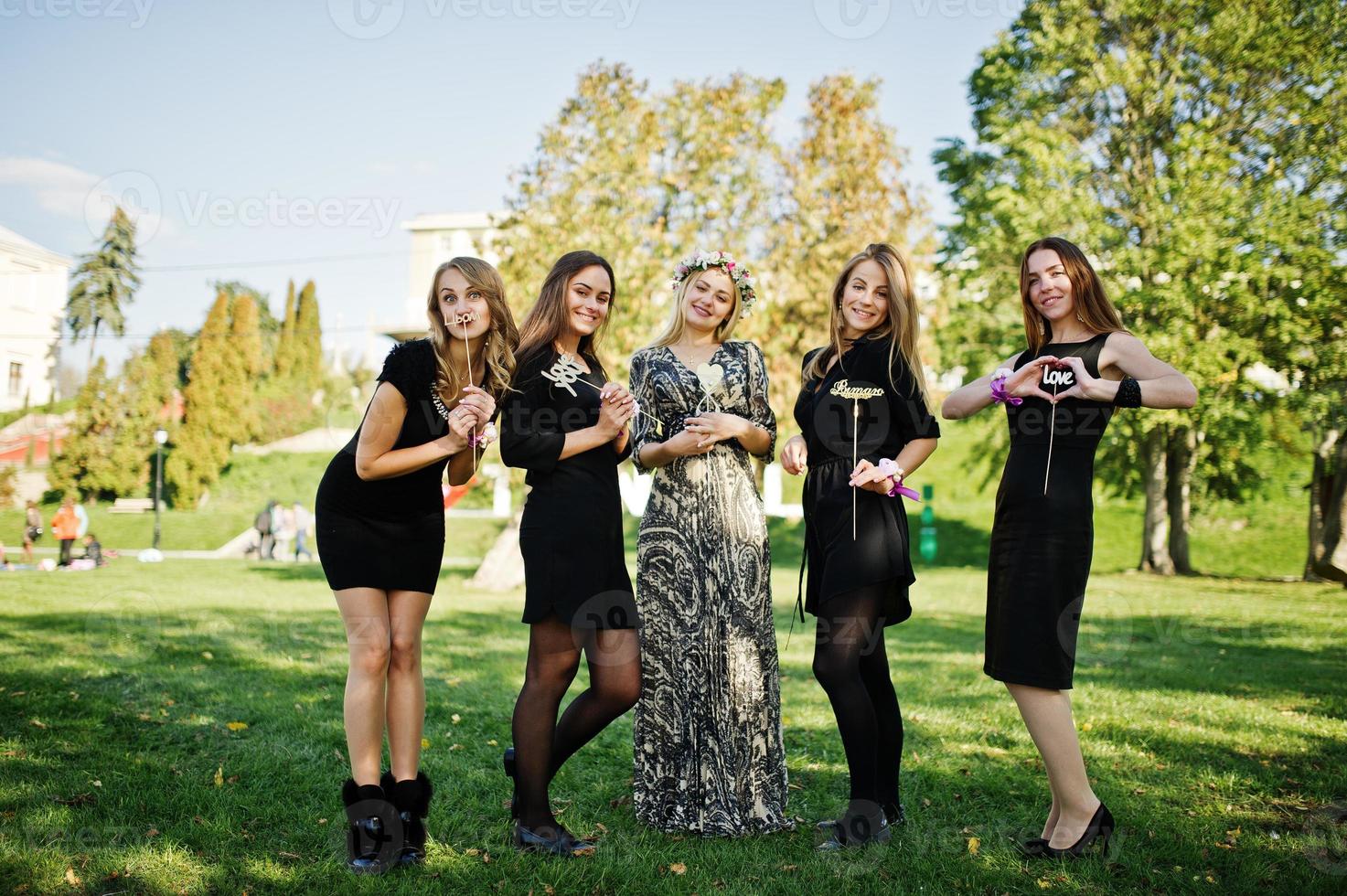vijf meisjes dragen op zwart plezier op vrijgezellenfeest. foto