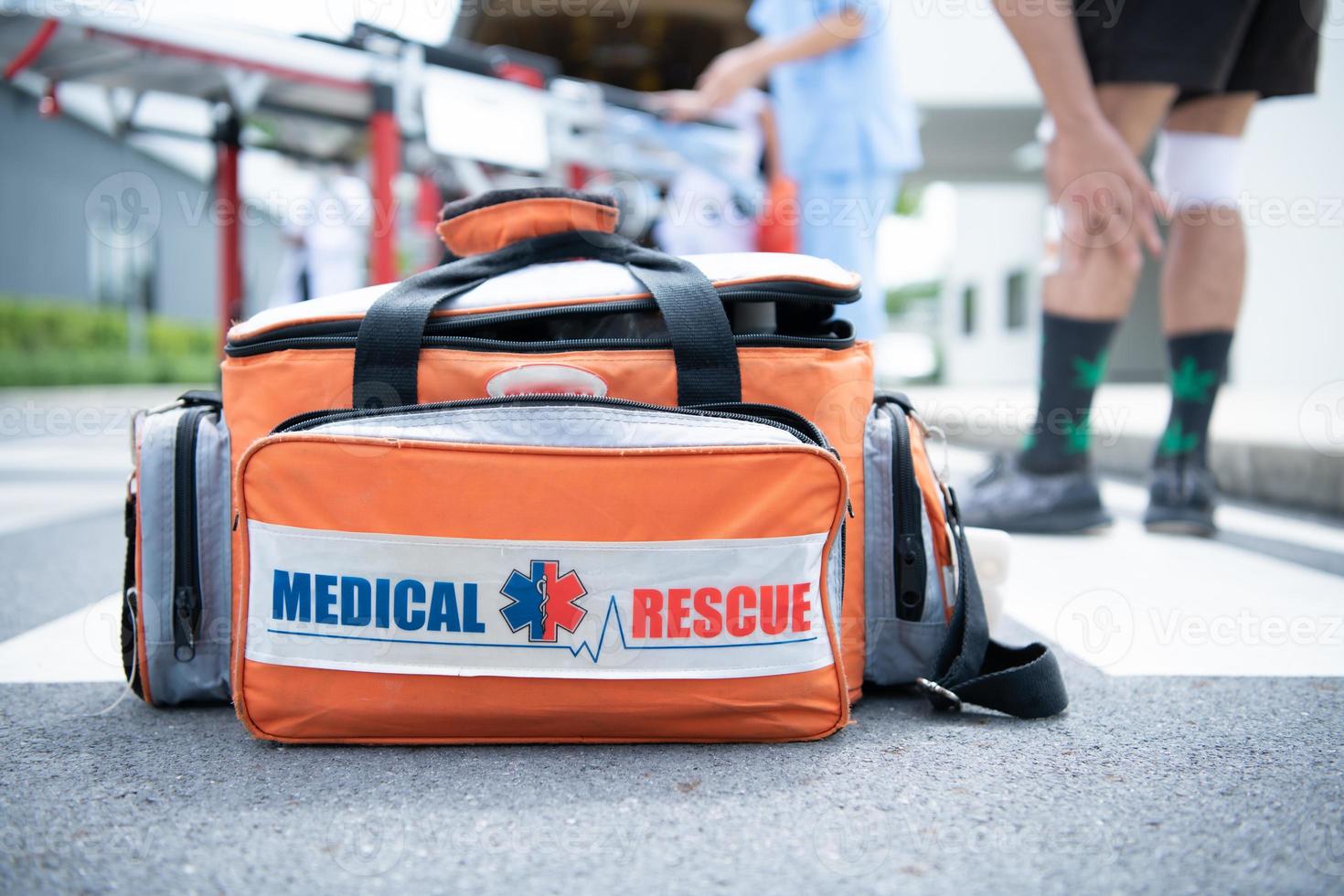 EHBO-tas, voor het medisch team dat eerste hulp verleent bij ongevallen in de ambulance foto
