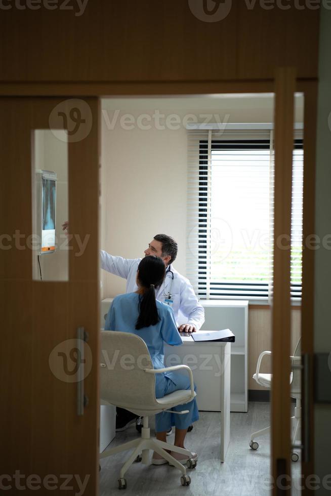 arts die expertise heeft op het gebied van hartaandoeningen, bereidt zich voor op een grondige operatie bij hartpatiënten. omdat het een belangrijk geval is van hartvervangende chirurgie foto