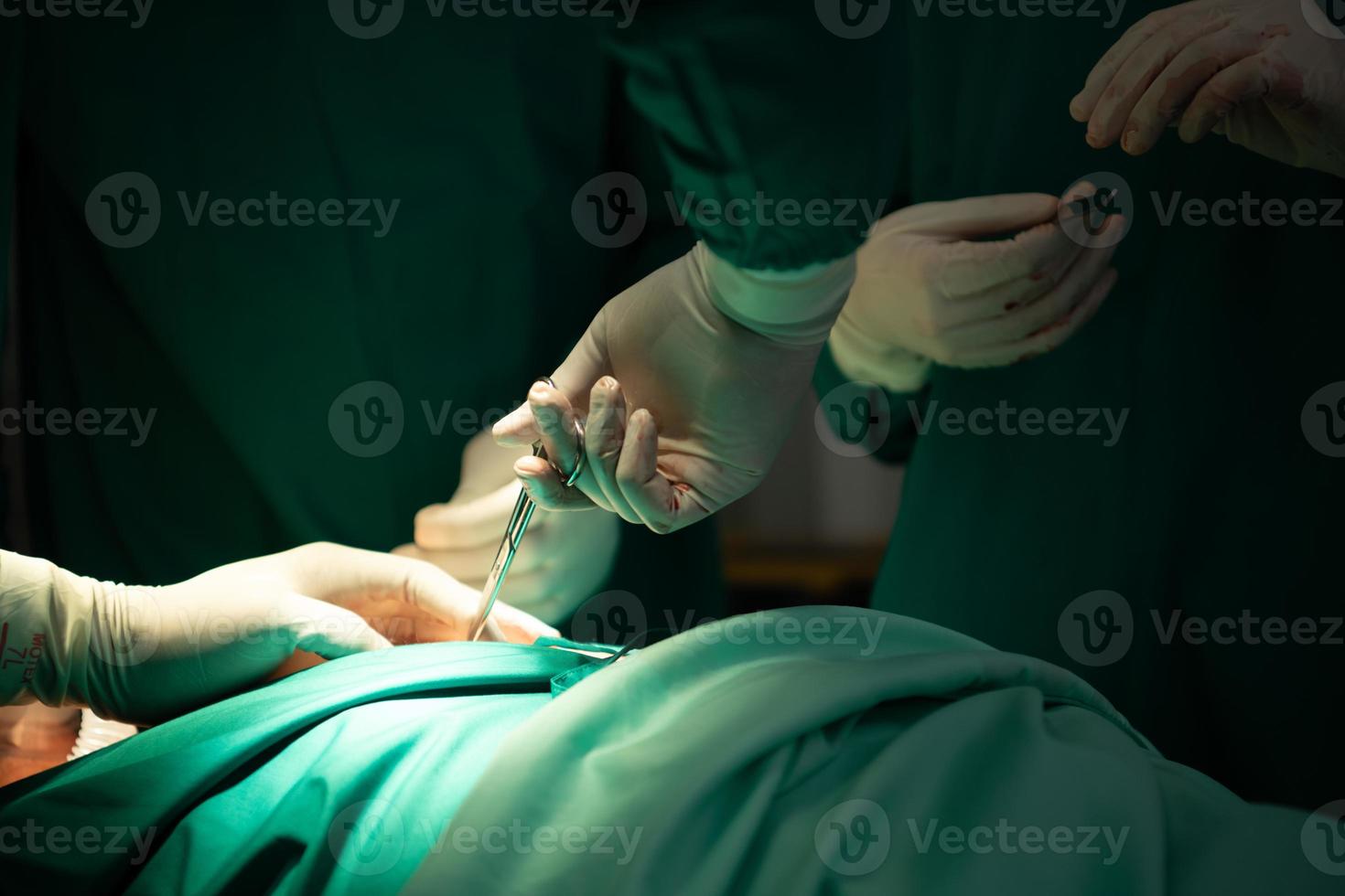 hoogleraar geneeskunde in cardiologie en een team van artsen in de operatiekamer die een harttransplantatie ondergaan foto