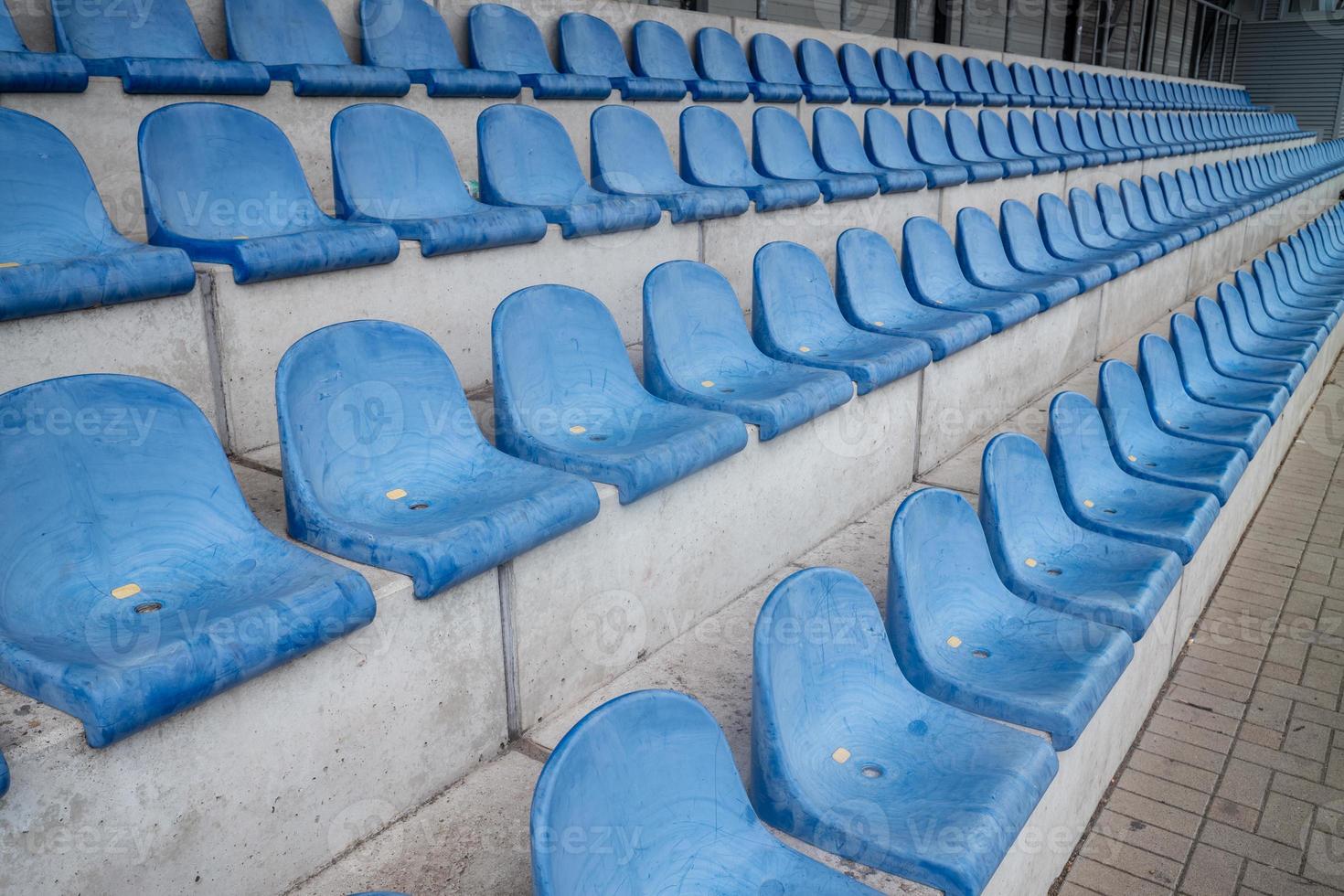 blauwe stoelen in een stadion foto