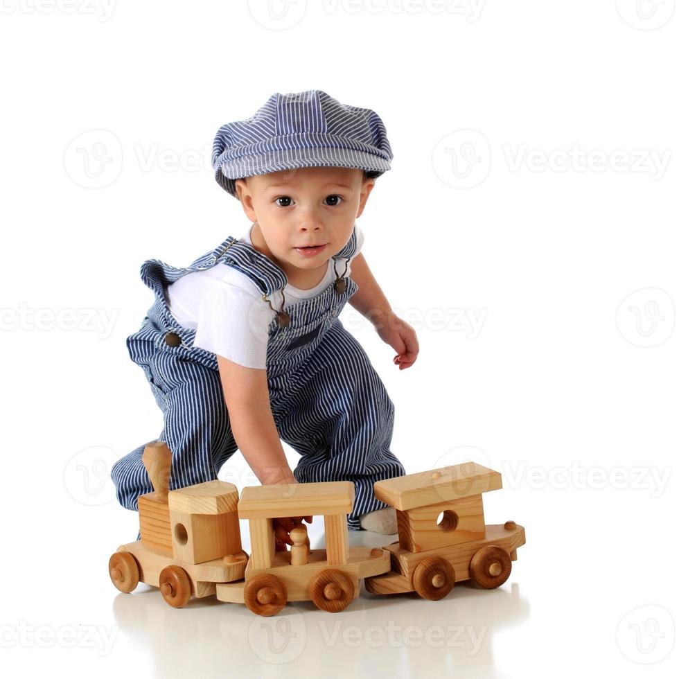 Afdaling paraplu Vermenigvuldiging jonge jongen verkleed als treinconducteur 867018 Stockfoto