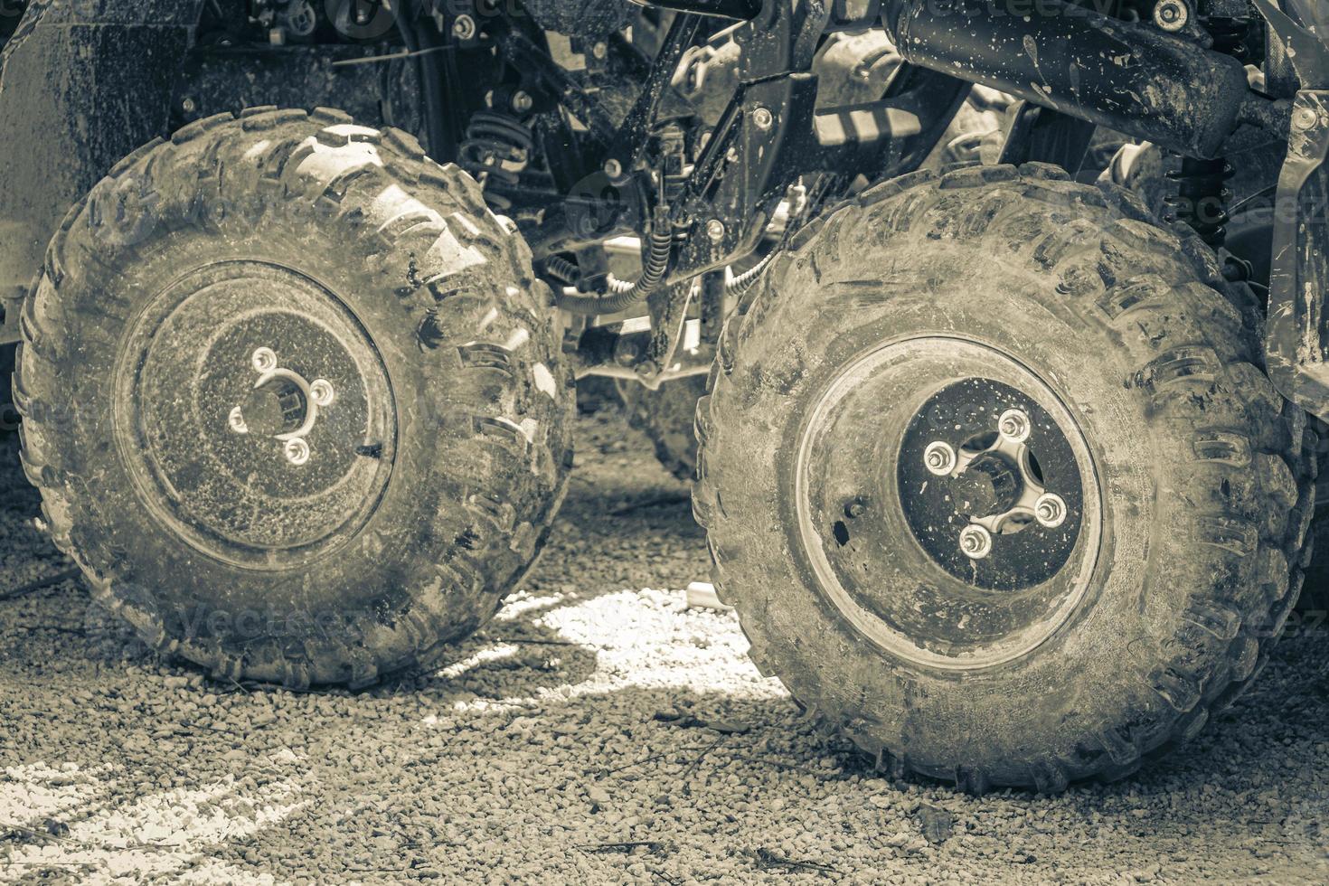 vuile wielen en banden van quads in jungle mexico. foto