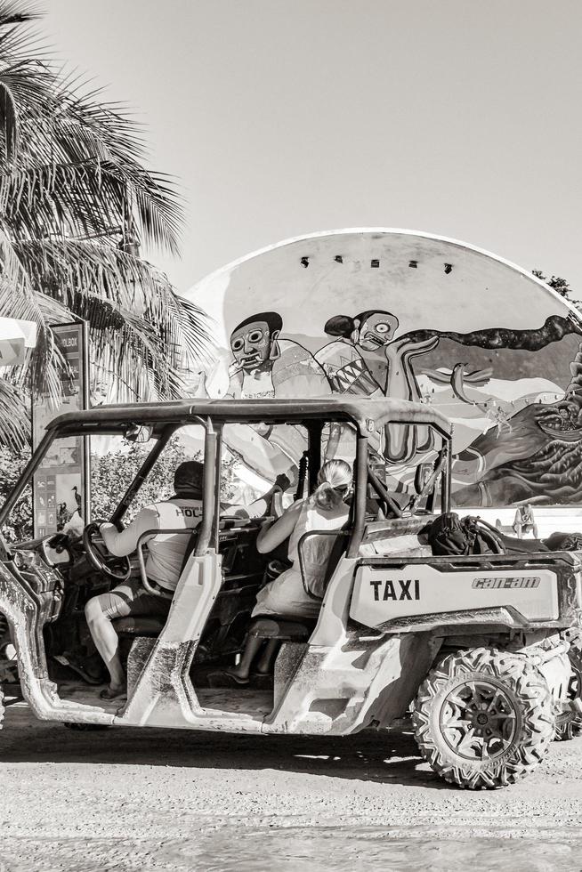 holbox quintana roo mexico 2021 buggy auto taxi golfkar modderige straat dorp holbox mexico. foto