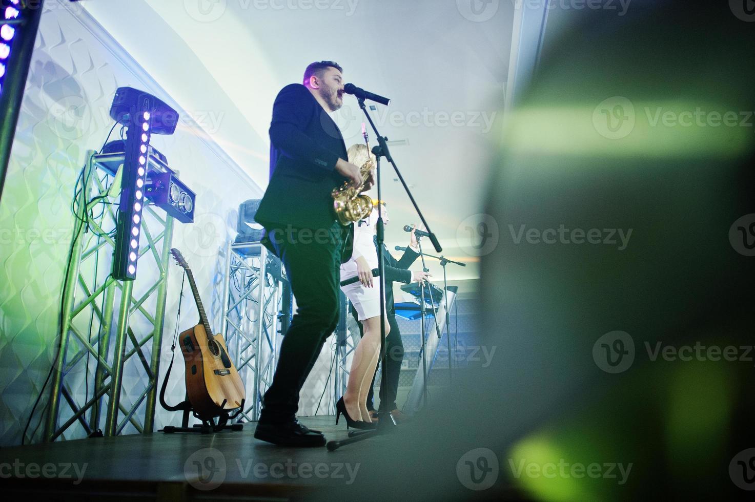 muzikale muziek live band die optreedt op een podium met verschillende lichten. foto