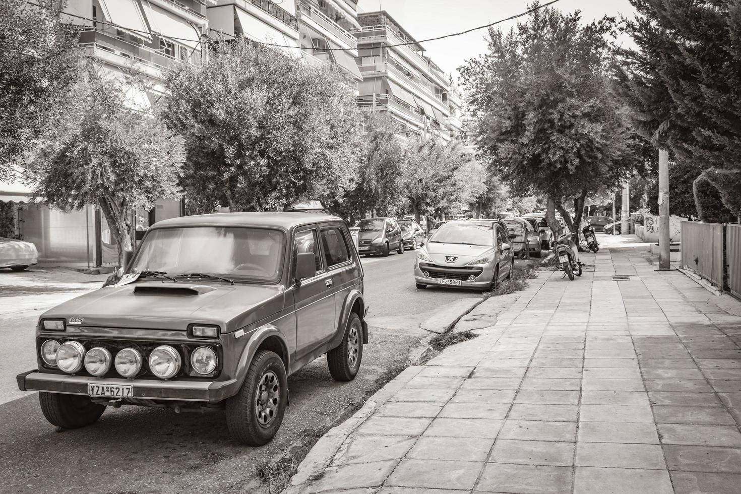 athene attica griekenland 2018 typische straat weg gebouwen auto's in griekenland hoofdstad athene griekenland. foto